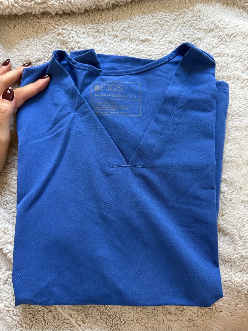 Figs women’s V-Neck Shirt in Royal Blue